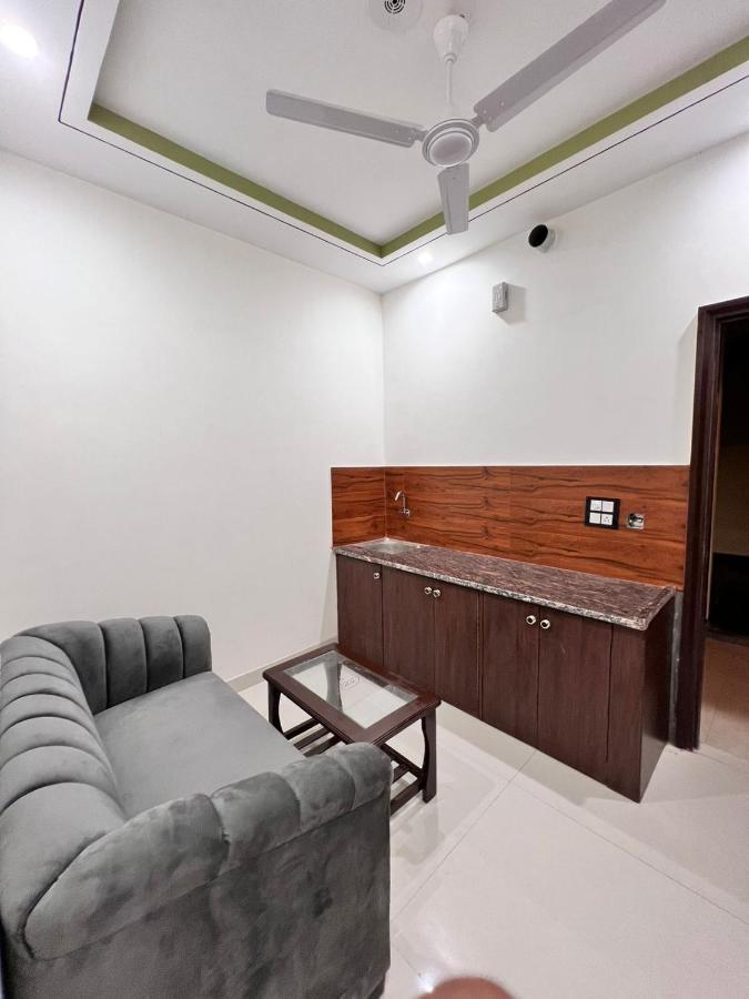 Hr Grand Hotel New Delhi